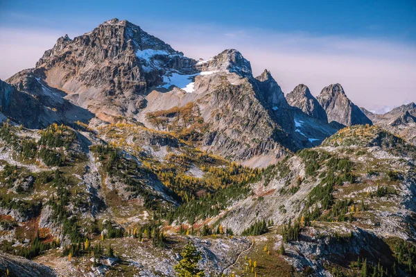 Beautiful Mountain Peak Golden Larches — Stockfoto