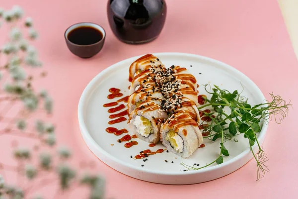 Čerstvé Tradiční Japonské Sushi Roll — Stock fotografie