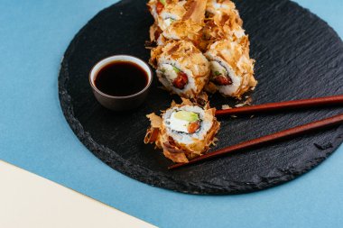 Geleneksel Japon suşi rulosu.