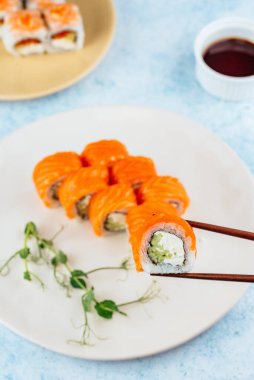 Geleneksel Japon suşi rulosu.