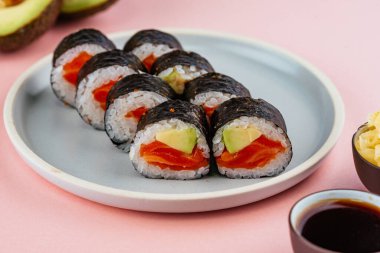 Geleneksel Japon suşi rulosu.