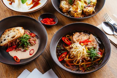 Fırında somonlu suşi.