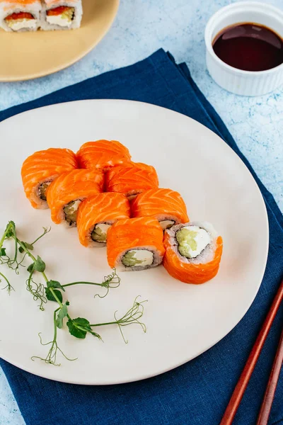 Świeże Tradycyjne Japońskie Sushi Roll — Zdjęcie stockowe