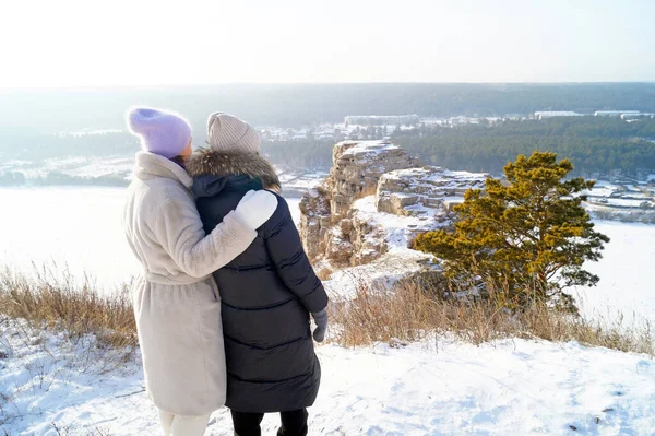 Women Hugging Each Other Stand Front White Rocks Belaya River — Stock Photo, Image