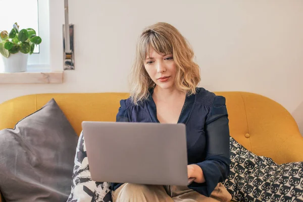 Young Woman Working Laptop Home Couch — Foto Stock