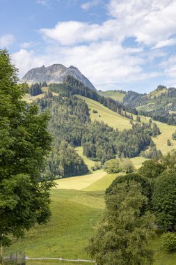 Baharda Gruyere Valey ve dağlar