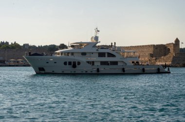 09 15 2021 Rodos Yunanistan Gri yat teknesi Yunanistan 'da mavi Ege Denizi kıyısında seyrediyor