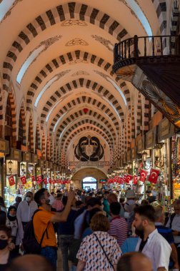 İstanbul, Türkiye - 4 Eylül 2021: İstanbul Grand Bazaar ünlü doğu pazarı.