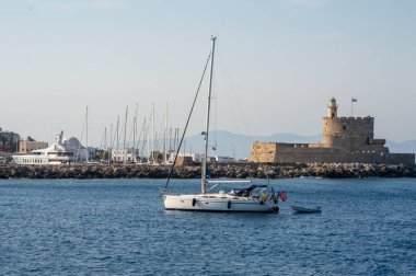 Yunanistan 'da mavi Ege Denizi' ne yakın seyreden beyaz tekne
