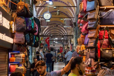 İstanbul, Türkiye - 4 Eylül 2021: İstanbul Grand Bazaar ünlü doğu pazarı.