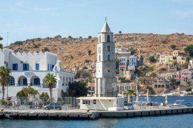 Symi Adası yamaca renkli evleri ile güzel Körfezi manzarası. Yunanistan
