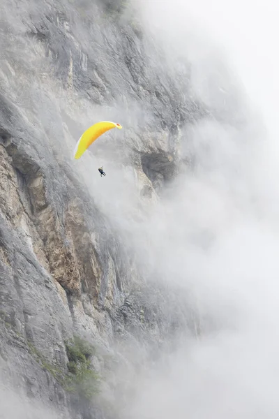 Paragliding Swiss Valley Waterfall Background — 图库照片