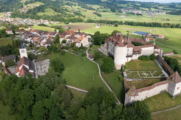Gruyeres kasabasını havadan görüyor.