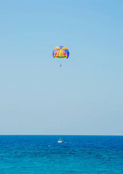 Twee Personen Genieten Van Parasailing Akti Kanari Beach Griekenland — Stockfoto