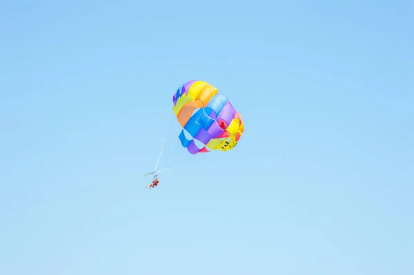 两个人在希腊Akti Kanari海滩享受着跳伞 — 图库照片