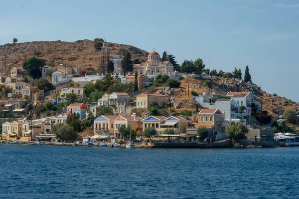 Kilátás Gyönyörű Öbölben Színes Házak Hegyoldalban Sziget Symi Görögország — Stock Fotó