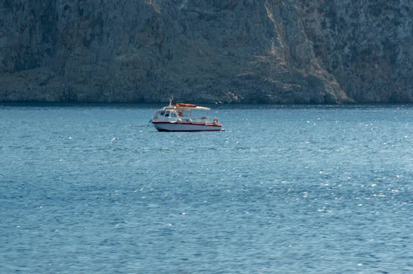 White Boat Sailing Close Coast Blue Aegean Sea Greece — Stock Photo, Image