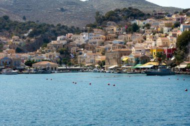 Symi Adası yamaca renkli evleri ile güzel Körfezi manzarası. Yunanistan