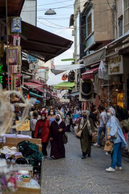 İstanbul, Türkiye - 4 Eylül 2021: İstanbul Grand Bazaar ünlü doğu pazarı. Müslüman turistlerin ayrıntıları