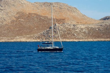 Yunanistan 'da mavi Ege Denizi' ne yakın seyreden beyaz tekne