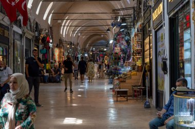 İstanbul, Türkiye - 4 Eylül 2021: İstanbul Grand Bazaar ünlü doğu pazarı.