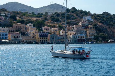 Symi Adası yamaca renkli evleri ile güzel Körfezi manzarası. Yunanistan