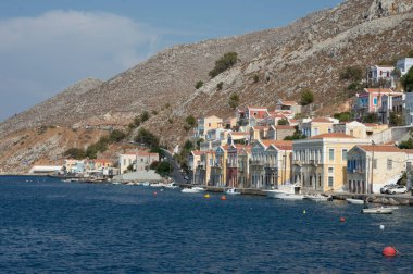 Symi Adası yamaca renkli evleri ile güzel Körfezi manzarası. Yunanistan