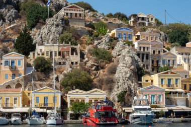 Symi Adası yamaca renkli evleri ile güzel Körfezi manzarası. Yunanistan