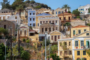 Symi Adası yamaca renkli evleri ile güzel Körfezi manzarası. Yunanistan