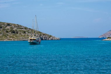 Yunanistan 'da mavi Ege Denizi' ne yakın seyreden beyaz tekne