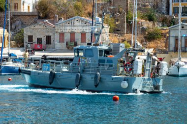Symi Adası yamaca renkli evleri ile güzel Körfezi manzarası. Yunanistan