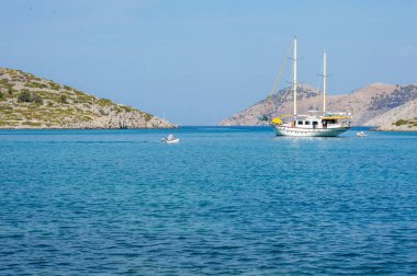 Yunanistan 'da mavi Ege Denizi' ne yakın seyreden beyaz tekne