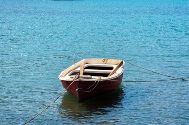 Yunanistan 'da demirli küçük kırmızı bir kayık.