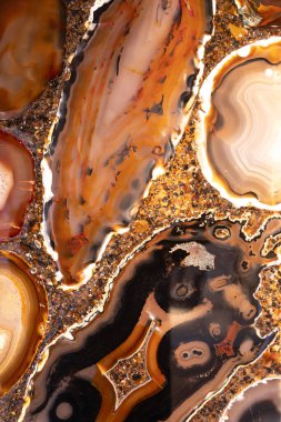 Gerçeküstü detaylara ve dokulara sahip egzotik taşlar.