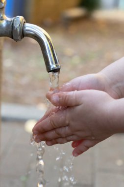 Muslukla el yıkamak.