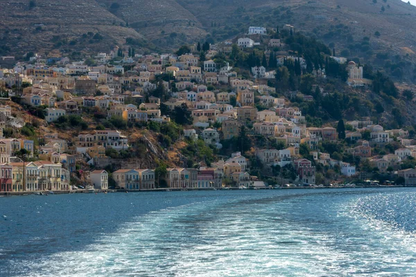 Vista Bela Baía Com Casas Coloridas Encosta Ilha Symi Grécia — Fotografia de Stock