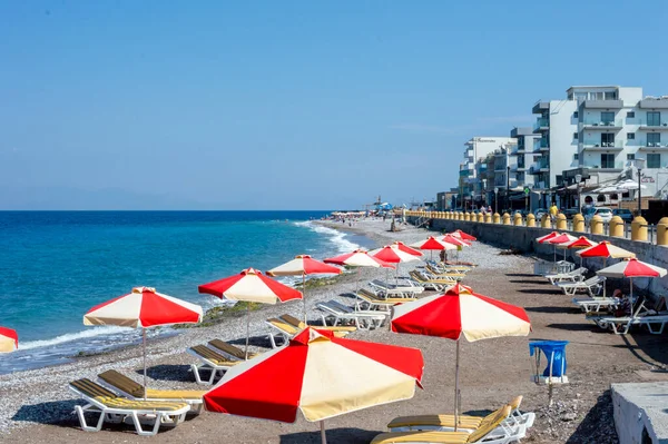 Rhodes Yunan güneşli yataklarında güzel bir sahil.