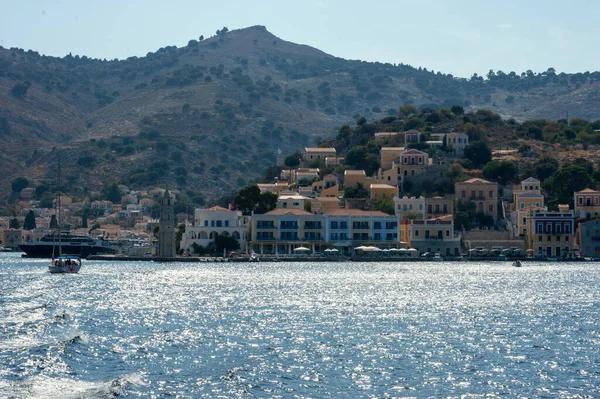 Symi Adası Yamaca Renkli Evleri Ile Güzel Körfezi Manzarası Yunanistan — Stok fotoğraf