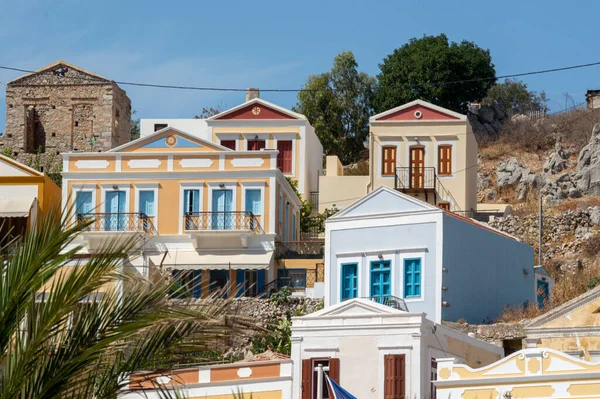 Вид Красивій Бухті Різнокольоровими Будинками Схилі Острові Сімі Греція — стокове фото