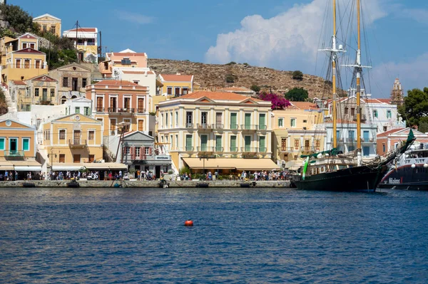 Kilátás Gyönyörű Öbölben Színes Házak Hegyoldalban Sziget Symi Görögország — Stock Fotó