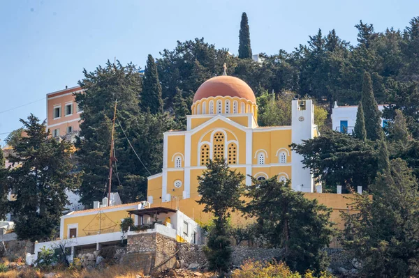 Вид Красивій Бухті Різнокольоровими Будинками Схилі Острові Сімі Греція — стокове фото