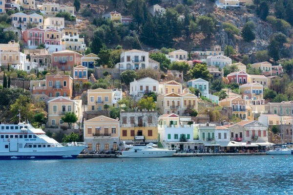 Över Vackra Bukten Med Färgglada Hus Sluttningen Symi Grekland — Stockfoto