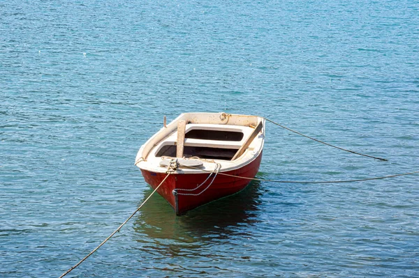 Pequeno Barco Vermelho Rústico Madeira Ancorado Grécia — Fotografia de Stock