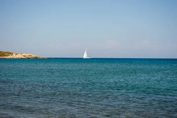 Bílá Loď Plující Otevřeném Modrém Egejském Moři Řecku — Stock fotografie