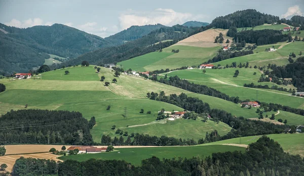 奥地利有小房子的山区 小山和森林 — 图库照片