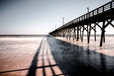 Uzun İskelenin Yanındaki Deniz Kenarı