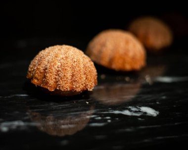 Elma Şarabı Madeleine 'leri Kara Mermer üzerinde