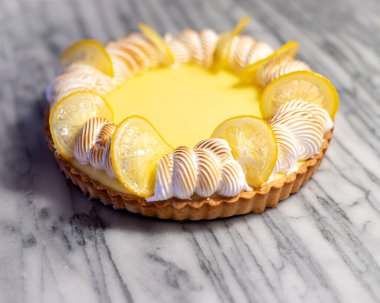 Beyaz mermerde Limonlu Turta