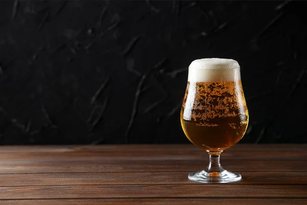 Birra Vetro Con Bolle Sfondo Legno Con Copyspace — Foto Stock