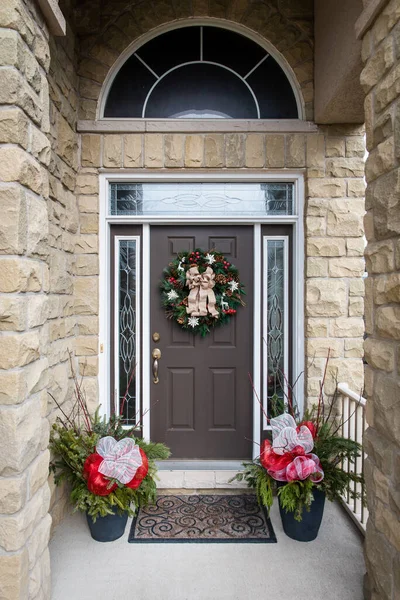 Přední Dveře Domů Zdobené Pro Vánoční Sezónu — Stock fotografie